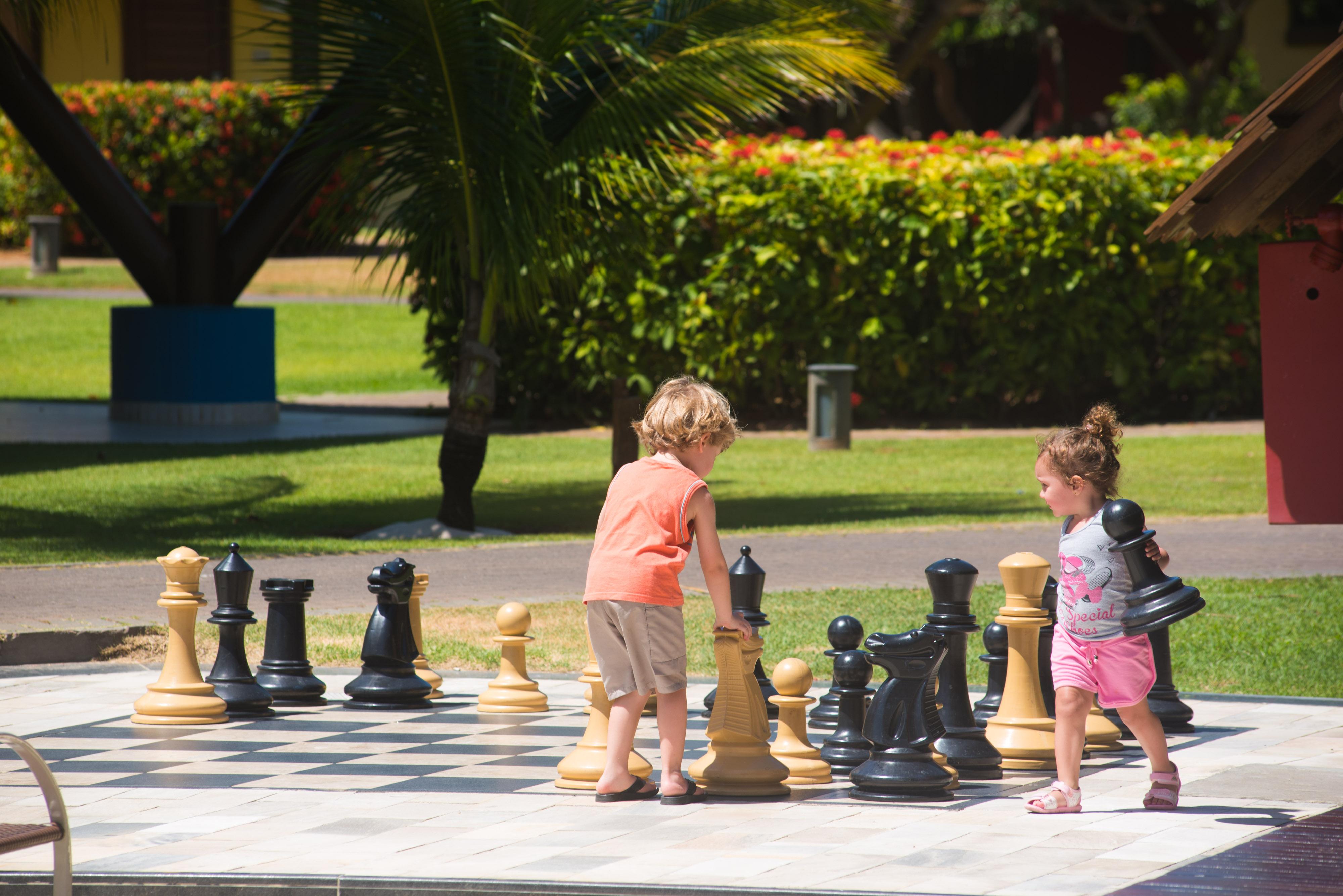 Vila Gale Resort Mares Guarajuba Exterior photo Children playing chess