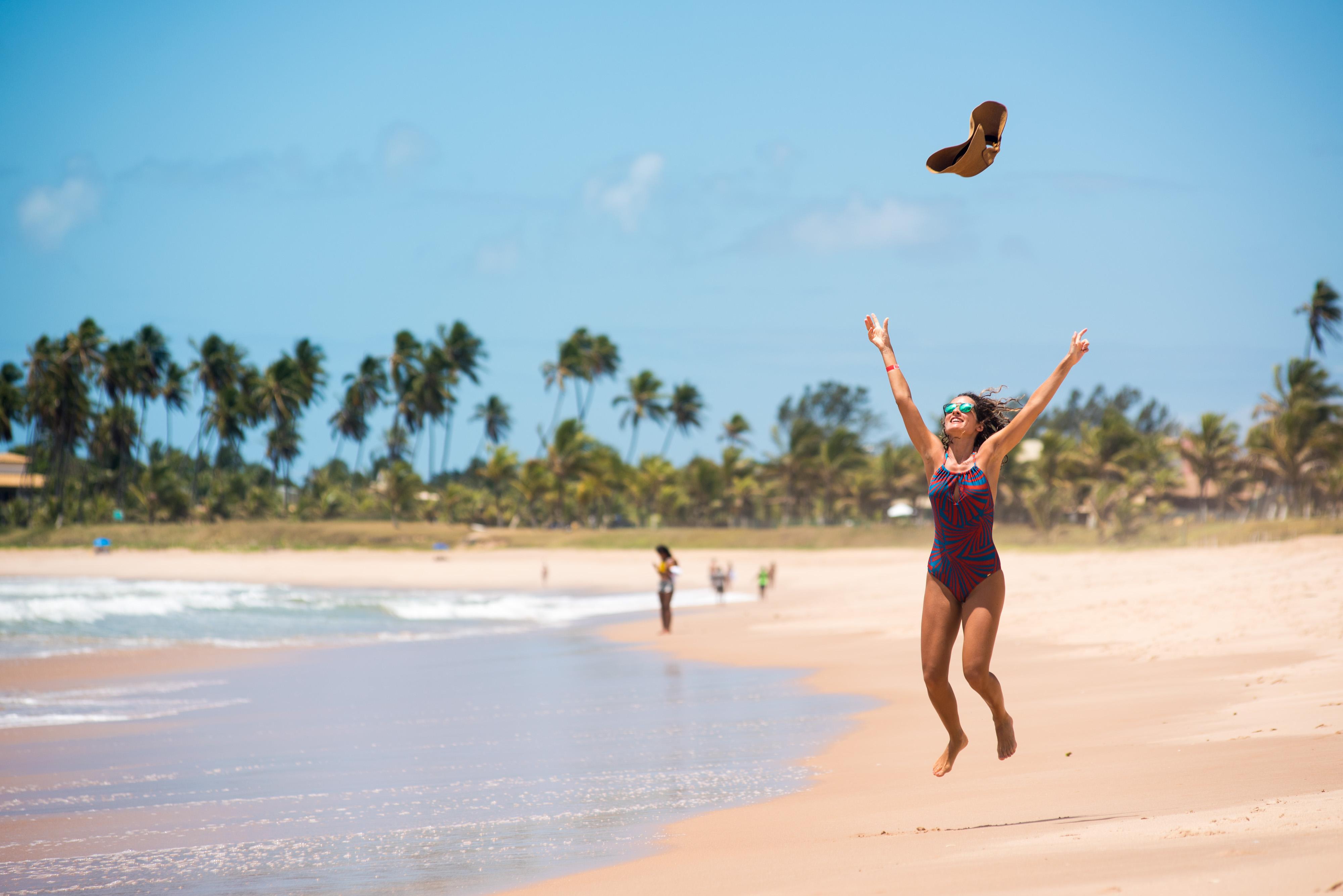 Vila Gale Resort Mares Guarajuba Exterior photo A woman throwing a shoe at a beach